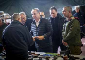 Israeli prime minister Benjamin Netanyahu and Defense Minister Avigdor Liberman visit at the IDF West Bank Division, near the Israeli settlement of Beit El. January 10, 2017. Photo  by Hadas Parush/FLASH90 *** Local Caption *** ????? ???"?
? ???? ????? ???"?
??? ??
??? ?????? ?????? ??????
????
?? ?????? ??????? ??????