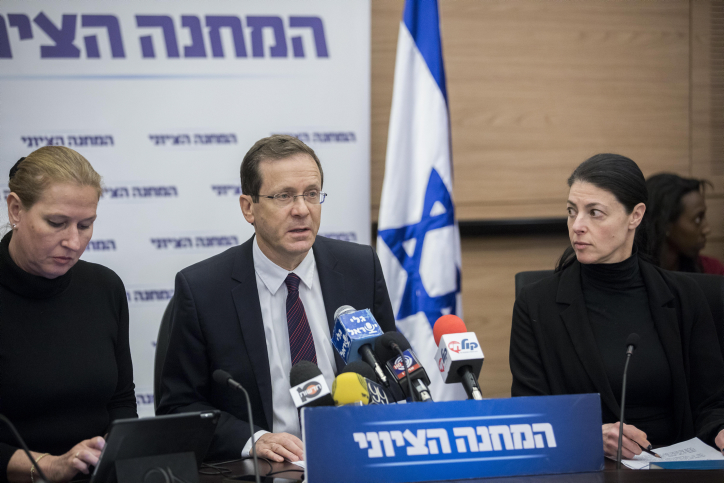 Leader of the opposition Isaac Herzog (C) and Zionist Union parliament member Tzipi Livni (L) attend a Zionist Camp party meeting in the Israeli parliament on January 9, 2017. Photo by Yonatan Sindel/Flash90 *** Local Caption *** ????
?????
???? ????? ??????
????? ????? ????
???? ????