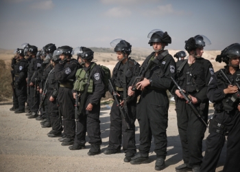 Israeli police guard during demolition of homes in the Bedouin village of Umm al-Hiran in the Negev desert, Southern Israel, January 18, 2017. Photo by Hadas Parush/Flash90 *** Local Caption *** ??? ?? ?????
???
?????
??????
????
?????
????? ????
????
?? ????