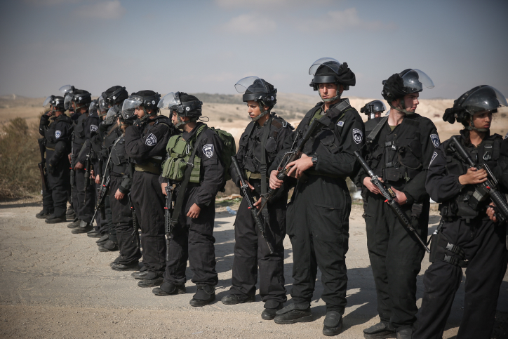 Israeli police guard during demolition of homes in the Bedouin village of Umm al-Hiran in the Negev desert, Southern Israel, January 18, 2017. Photo by Hadas Parush/Flash90 *** Local Caption *** ??? ?? ?????
???
?????
??????
????
?????
????? ????
????
?? ????