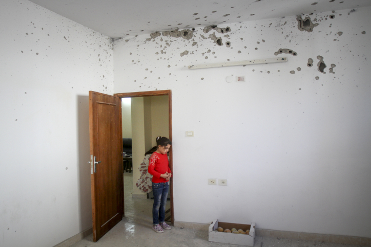 Palestinians check the damage in the room of the house after an armed clash with Israeli forces in the home of Mohamed Kandil required Israeli army in the Askar refugee camp near Nablus, the Israeli army said three Palestinians were arrested during the military operation. November 15, 2016. Photo by Nasser Ishtayeh/Flash90 *** Local Caption *** ?????????
???? ??????
???
??????
?????
????
???
??????
??????