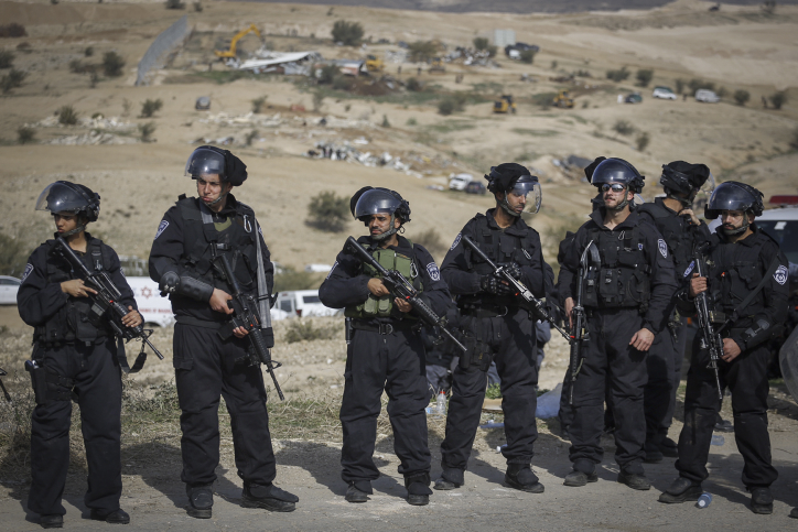 Israeli police guard during the demolish of homes in the Bedouin village of Umm al-Hiran in the Negev desert, in the in the Southern Israel, January 18, 2017. Photo by Hadas Parush/Flash90 *** Local Caption *** ??? ?? ?????
???
?????
??????
????
?????
????? ????
????
?? ????