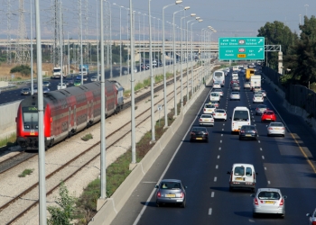 **FILE**
Viwe of cars driving on road 1, southbound from Tel Aviv. June 21, 2011. Photo by Moshe Shai/FLASh90
**MAARIC, NRG & AGENCIES OUT**
 *** Local Caption *** ???? ???? ???
?????? ??????? ??? ????
????