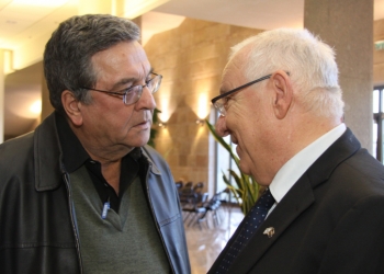 Knesset Speaker Reuven Rivlin speaks with Israeli journalist Yaacov Achimeir at the Knesset, Israel's parliament in Jerusalem. Jan 19, 2011. Photo by Isaac Harari/FLASH90  *** Local Caption *** ????? ??? ????
???? ???????
????
???? ??????
???? ??????
???????