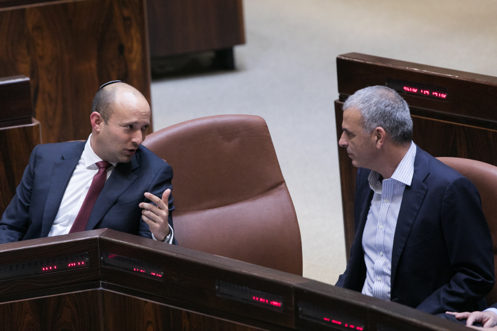 Education Minister Naftali Bennett speaks with Finance Minister Moshe Kahlon during a plenum session in the assembly hall of the Israeli parliament, on December 5, 2016. Photo by Yonatan Sindel/Flash90 *** Local Caption *** ?????
????
????? ???
??? ?????