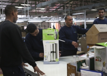 Palestinians work at a SodaStream factory on February 2, 2014 in the Mishor Adumim industrial park, next to the Maale Adumim. SodaStream, which manufactures a device for making carbonated drinks at home, has 25 factories around the world and employs 800 Palestinians and 500 Israelis at the Mishor Adumim plant. Photo by Nati Shohat/Flash90 *** Local Caption *** ?????????
??????
?????
????
???? ?????
????
????
?? ????
?? ????