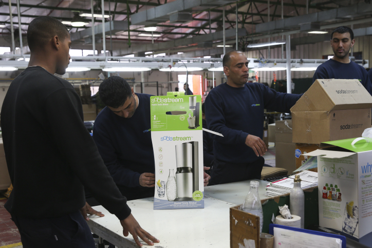 Palestinians work at a SodaStream factory on February 2, 2014 in the Mishor Adumim industrial park, next to the Maale Adumim. SodaStream, which manufactures a device for making carbonated drinks at home, has 25 factories around the world and employs 800 Palestinians and 500 Israelis at the Mishor Adumim plant. Photo by Nati Shohat/Flash90 *** Local Caption *** ?????????
??????
?????
????
???? ?????
????
????
?? ????
?? ????