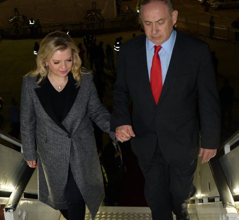 Isreali prime minister Benjamin Netanyahu and his wife Sara board the plane at ben Gurion airport, for their official state visit to China. March 19, 2017. 
photo by Haim Zach / GPO *** Local Caption *** ??? ?????? ?????? ?????? ??????? ??? ?????? ??????? ????
???
