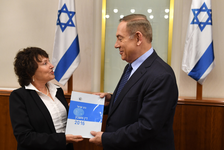 Israeli Prime Minister Benjamin Netanyahu receives a copy of the Israel bank's annual report for 2016 from Governor of the bank of Israel Karnit Flug at the Prime Minister's Office in Jerusalem, March 29, 2017. Photo by Kobi Gideon/GPO
 *** Local Caption *** ??? ?????? ?????? ?????? ???? ???? ????? ??? ????? ??"? ????? ???? ?? ??"? ??? ????? ???? 2016