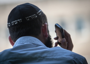 An ultra orthodox Jew speaks on his cellphone. June 3 2012. Photo by Uri Lenz/Flash90 *** Local Caption *** ????
????
???
????
??????
???????????
??????????