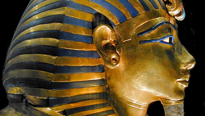 La tombe de Toutankhamon (1340-1331 AV. J.C.) a été découverte par Howard Carter en novembre 1922.

Le pharaon est mort à 19 ans, sa momie se trouvait dans un cercueil en or massif, placé à l'intérieur de 2 cercueils en bois. Ces 3 cercueils étaient dans un sarcophage de quartzite à couvercle de granit rouge.

Autour du sarcophage, s'emboîtaient les unes dans les autres, 4 chapelles en bois doré qui occupaient entièrement la salle du sarcophage.