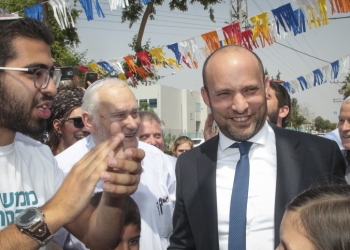 Leader of the Jewish Home party Naftali Bennett arrives to cast his vote during the party's preliminary elections, in Petah Tikva, on April 27, 2017. Photo by Roy Alima/Flash90 *** Local Caption *** ????? ???
??????
???? ??????
?????
?????? ???????