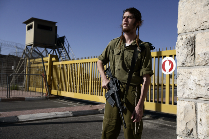 An Israeli  ultra-orthodox Jewish soldier guard in a IDF base near the west bank on September 15, 2009 .photo by Abir Sultan/Flash 90 *** Local Caption *** ???? ???
?????
????? ????
 ????
?????