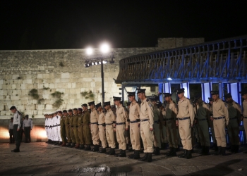 Israeli soldiers stand at attention and bow their heads as siren heard during a Memorial Day ceremony at the Western Wall, Judaism's holiest site, in Jerusalem's Old City, April 30, 2017, as Israel commemorates its fallen soldiers. Photo by Hadas Parush/Flash90 *** Local Caption *** ????
???? ?????
???
??? ??????
??? ???????
???? ?????? ?????
??????
??????
???? ????
?????