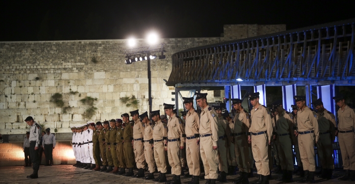 Israeli soldiers stand at attention and bow their heads as siren heard during a Memorial Day ceremony at the Western Wall, Judaism's holiest site, in Jerusalem's Old City, April 30, 2017, as Israel commemorates its fallen soldiers. Photo by Hadas Parush/Flash90 *** Local Caption *** ????
???? ?????
???
??? ??????
??? ???????
???? ?????? ?????
??????
??????
???? ????
?????