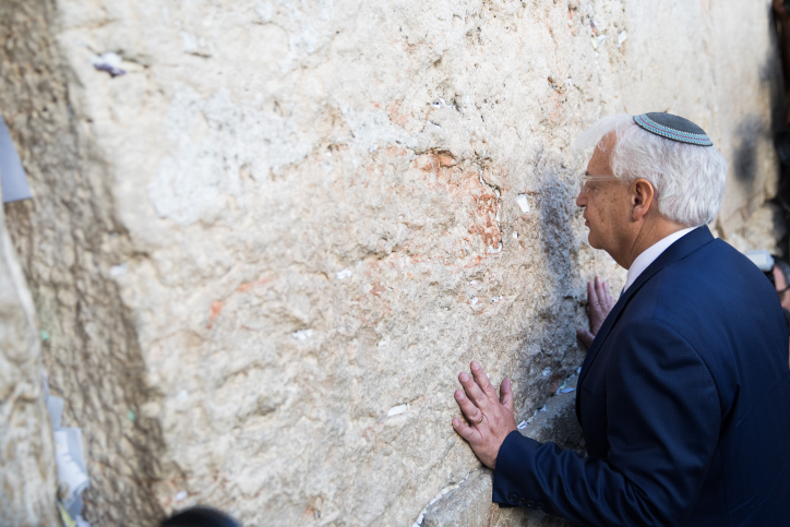 New American ambassador to Israel, David M. Friedman, visits the Western Wall in Jerusalem's Old City, on May 15, 2017. Photo by Rob Ghost/Flash90 *** Local Caption *** ????? ????? ????? ??????
???? ??????
????? ??????
??? ?????
???????