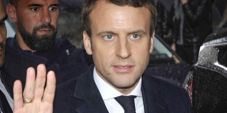 Candidate at French presidential election, Emmanuel Macron visits at the Holocaust Memorial in Paris on April 30, 2017. Photo by Serge Attal/Flash90 *** Local Caption *** צרפת
שואה
ביקור
אנדרטה
עמנואל מקרון