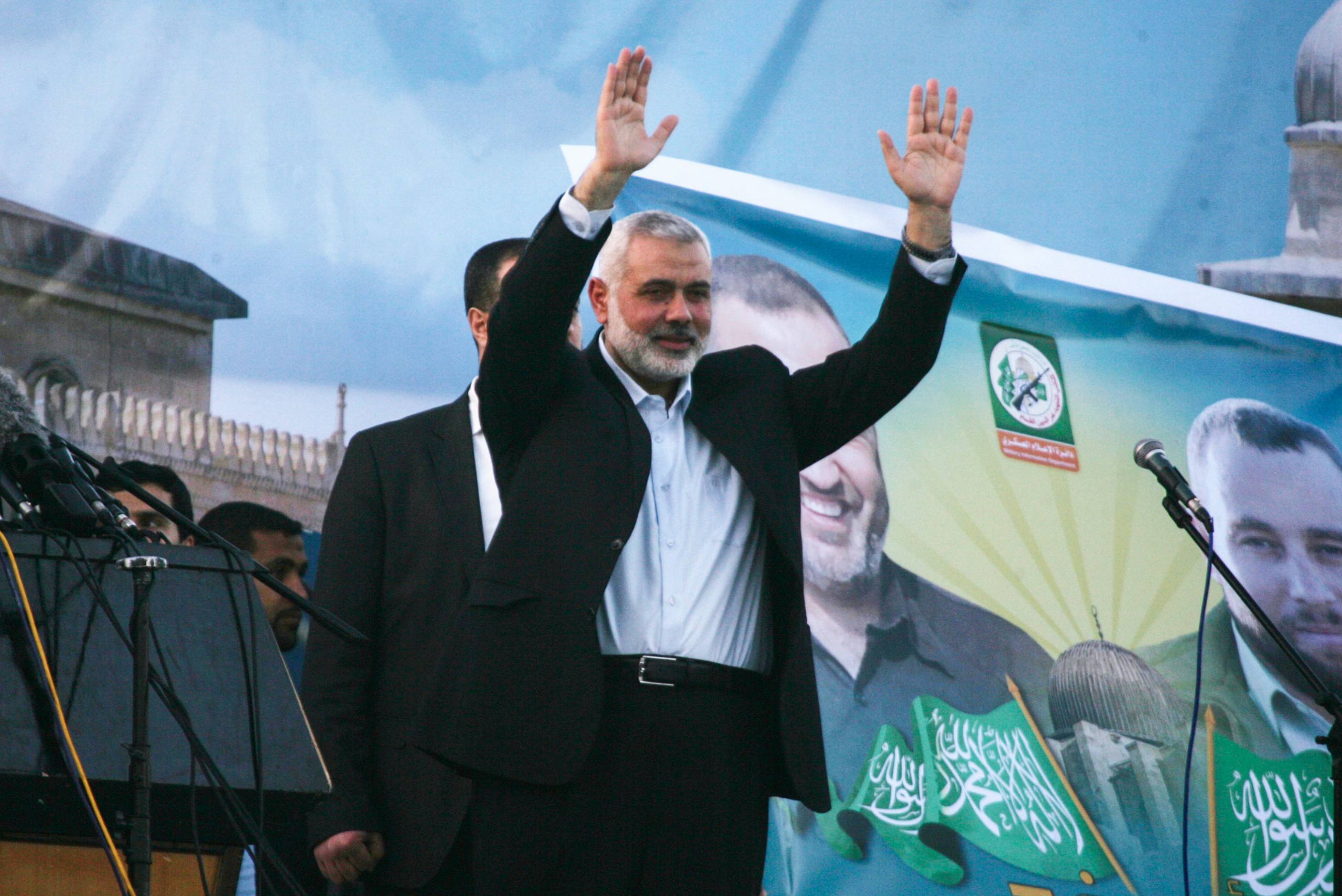 Head of the Hamas movment, Ismail Haniya, waves to the crowd during an anti-Israel rally on February 26, 2016, in the southern Gaza Strip town of Rafah. Photo by Abed Rahim Khatib/ Flash90 *** Local Caption *** çîàñ
ôìñèéðéí
ôìùúéðéí
ôìñèéðé
òæä
àéñîòéì äðééä