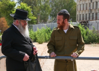 An ultra orthodox jewish man talks to an ultra orthodox soldier at a mobile information centre for Ultra orthodox Jews who arrive to the army recruiting office in Tel HaShomer on September 12, 2016. Photo by Yaakov Lederman/Flash90 *** Local Caption *** ?? ?????
????
?????????
???? ????
??????
?????
???