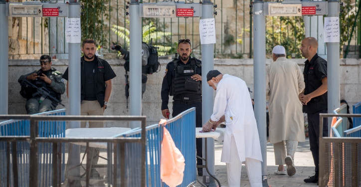Muslim worshippers pass newly places metal detectors to enter the Temple Mount for their noon prayers at the Lion's Gate, in Jerusalem's Old City. The Temple Mount was reopened following last weeks terror attack when two Israeli Arabs opened fire and killed two Israeli police men. July 19, 2017. Photo by Yonatan Sindel/Flash90 *** Local Caption *** ?? ????
?????
?????
?????
?????????
??????
??"?
???????
???????