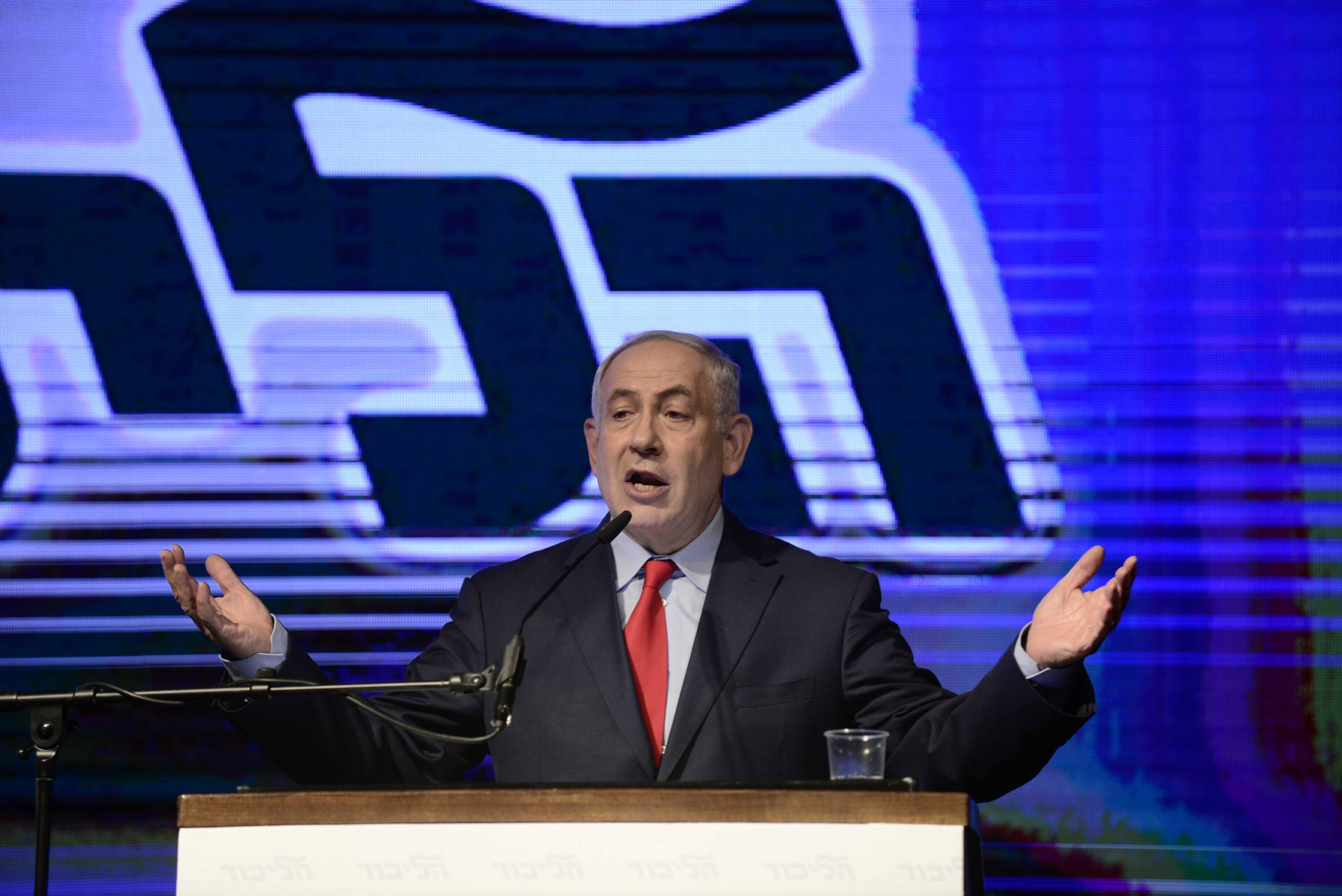 Prime Minister Benjamin Netanyahu speaks at a rally in his support, as he and his wife face legal investigations, in Tel Aviv, on August 9, 2017. Photo by Tomer Neuberg/Flash90 *** Local Caption *** ???? ?????
?????
??????
??????
????
?????
????
?????
??? ??????
?????? ??????
?? ????
???? ????