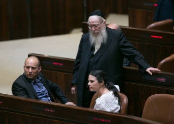 Jewish Home leader Naftali Bennett seen during a plenum session and vote on expanding the number of ministers in the new forming government, a law which now passed on the first call, at the plenary in the Knesset on May 11, 2015. Photo by Miriam Alster/Flash90 *** Local Caption *** ?????
????? ??????
???? ?????
?????
?????
???? ??????
???
????? ???
?????
????
?????
??????? ??????