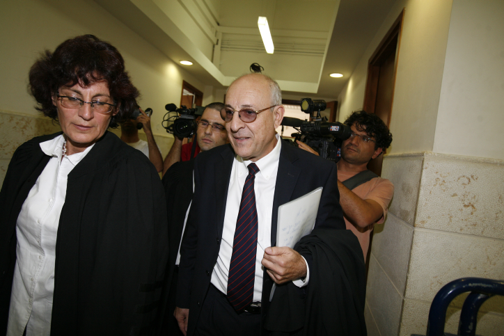 **FILE** Attorney Itzhak Molcho, during the hearing  of former CEO of the Heftsiba Construction Company, Boaz Yona, during the hearing at the Jerusalem District Court on October 6, 2008. Photo by Michal Fattal/Flash90 *** Local Caption *** ???? ????
??????
????
???? ?????
???? ?????
??? ???? ?????