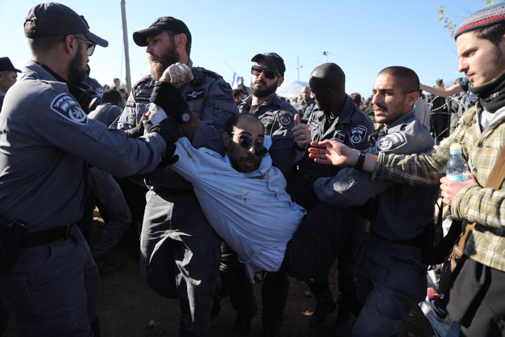 Israeli police forces scuffle with Israeli settleers during the evacuation of a house in Netiv Avot, a neighborhood in the town of Elazar in Gush Etzion. The Israeli supreme court have orderd the homes evacuated due to being built on Palestinian land. November 29, 2017. Photo by Hadas Parush *** Local Caption *** ???? ????
?????