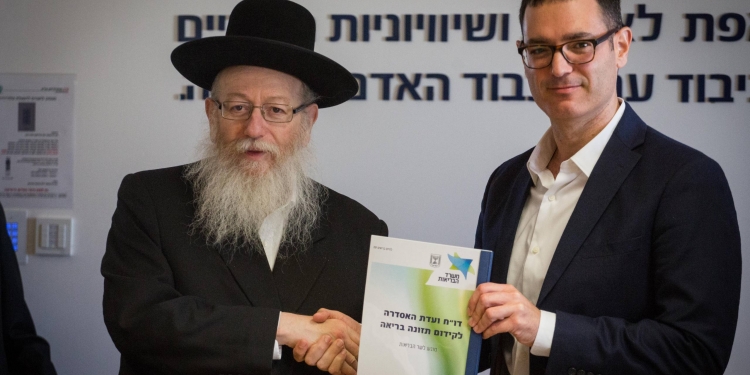 Health Minister Yaakov Litzman and Health Ministry General Manager Moshe Bar Siman Tov at a press conference at the Health Ministry announcing new markings on food products concerning sugar and fat, in Jerusalem, on November 21, 2016. Photo by Hadas Parush/Flash90 *** Local Caption *** שר הבריאות
משרד הבריאות
סימונים
מוצרים
אוכל
מסיבת עיתונאים
מנכל
משה בר סימן טוב
יעקב ליצמן