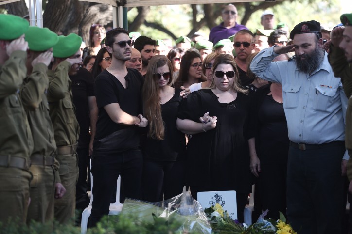 Hunderds attend the funeral of 19-year old Israeli soldier  Ron Itzhak Kokia  in Kiryat Shaul Military Cemetery on December 3, 2017. Ron Itzhak Kokia was killed last week at a terror stabbing attack in Arad. Photo by Miriam Alster/Flash90 *** Local Caption *** ??????
????? ?????
???
??? ???? ?????
????