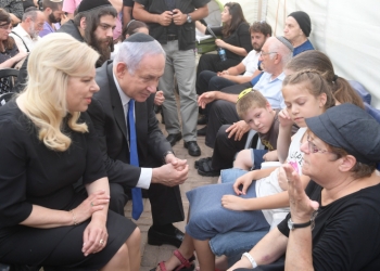 Israeli prime minister Benjamin Netanyahu and his wife Sara seen at the Mourners' tent in Elad, where they paid the respects to the family of Yosef Salomon (70), his daughter Haya (46) and son Elad (35), on July 27, 2017. The Salomon family members were murdered in a stabbing attack by a Palestinian youth who attacked them during their Friday night dinner at their home in the Jewish settelment of Halamish in the West Bank. Photo by Amos Ben Gershom/GPO *** Local Caption *** ??? ?????? ?????? ??????
????
?????? ????? ???? ????? ?????? ?????