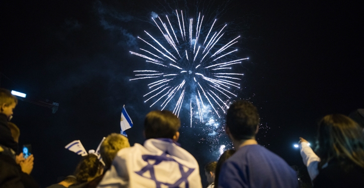 People watch fireworks during the Israel's 69th Independence Day celebrations in Downtown Jerusalem on May 1, 2017. Photo by Yonatan Sindel/Flash90 *** Local Caption *** ??? ???????
???????
?????
??????
??????