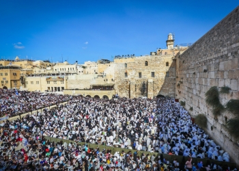 Jewish worshippers pray in front of the Western Wall, Judaism's holiest prayer site, in Jerusalem's Old City, during the Cohen Benediction priestly blessing at the Jewish holiday of Sukkot, October 8, 2017. Photo by Yaakov Lederman/Flash90 *** Local Caption *** ???
??
?????
?????
????
??????
???? ????? ??????
???? ??????
?? ?????