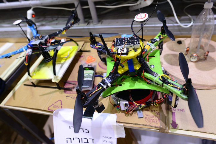 Israeli youth from schools around Israel take part at a self build drone contest at the Tichonet high school in Tel Aviv on April 24, 2018. Photo by Tomer Neuberg/Flash90 *** Local Caption *** ?????
????
??????
???????
?????
?????????
???
