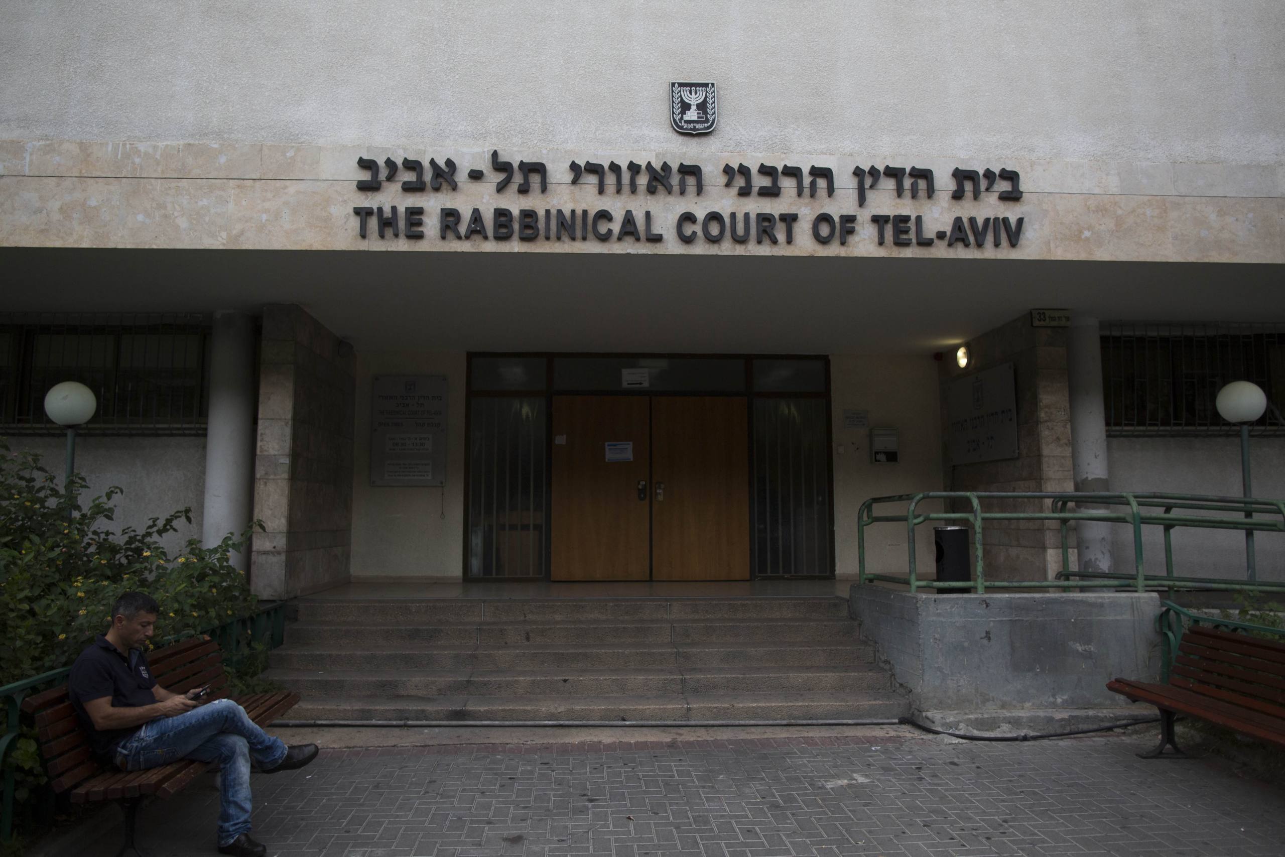 A man sits outside the Rabbinical Court in Tel Aviv on November 27, 2013. Photo by Yonatan Sindel/Flash90 *** Local Caption *** áúé äãéï äøáðééí
áéú ãéï øáðé
úì àáéá