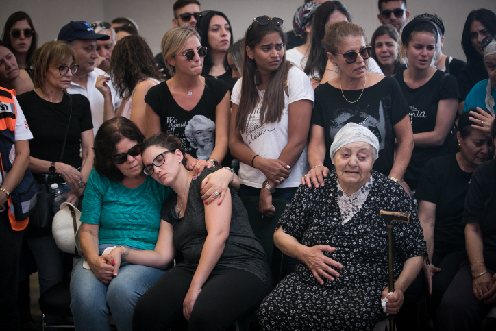 Friends and family mourn at the funeral of 31-year-old Yotam Ovadya at the Har Hamenuchot cemetery in jerusalem on July 27, 2018. Ovadya was murdered last night in the Jewish settlement of Adam when a young Palestinian stabbed him and wounded two other Jews in a terror attack. Photo by Yonatan Sindel/Flash90
 *** Local Caption *** ?????
????
?????
???
??? ??????
?????
????
?????
???????
?????
??????
?? ???????
???? ??????