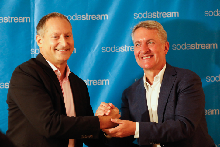Pepsico Ceo Ramon Laguarta (R) shake hands with CEO of SodaStream, Daniel Birnbaum during a press conference in the city of Tel Aviv, August 20, 2018, Pepsico confirmed on Monday it will buy Sodastream for 3.2 billion dollars. Photo by Flash90  *** Local Caption *** ???? ???????
??????
????? ????????
????
???? ?????
????
????
??????
?????
