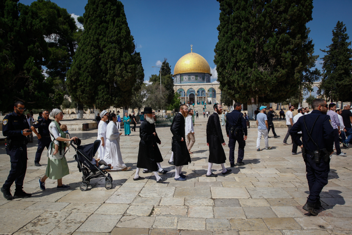Israeli security forces escort a group of religious Jews as they visit the Temple Mount, also known as Haram al Sharif, in Jerusalem's Old City, on the Jewish Day of Atonement, Yom Kippur, on September 19, 2018. Photo by Sliman Khader/Flash90 *** Local Caption *** ?? ????
?? ????
???? ????
??????
????? ??????
?????
??????
??????
?????
??? ?????