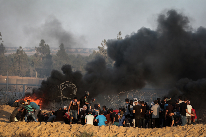 Palestinian protesters clash with Israeli troops near the Gaza-Israel border, east of the southern Gaza Strip city of Rafah, on Sept. 21, 2018. At least one Palestinian was killed and 312 were injured on Friday in clashes in eastern Gaza Strip bordering Israel, the health ministry said. Photo by Abed Rahim Khatib/Flash90 
 *** Local Caption *** ???????
????????
???
????
???????
??????