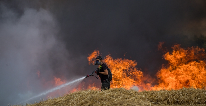 Israeli firefighters extinguish a fire in a wheat field caused from kites flown by Palestinian protesters, near the border with the Gaza Strip, May 30, 2018. Photo by Yonatan Sindel/Flash90 *** Local Caption *** ???
????
????
?????
??? ???
???
??????