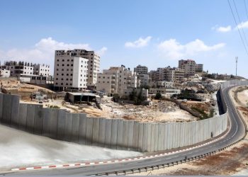 A general view shows  the Palestinian Shuafat refugee camp behind Israels controversial separation barrier in east Jerusalem on August 25, 2010.  Israel and Palestine have agreed to revive direct peace talks under the supervision of the USA.Photo by Abir Sultan/Flash90. *** Local Caption *** ???? ??????
?????
?????
????
??? ?????
????
?????
???????