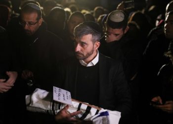 Family members mourn during the funeral of the premature infant of Shira and Amichai Ish-Ran at the Mount of Olives cemetery in Jerusalem, on December 12, 2018. Amichai and 7-months pregnant Shira were injured in a shooting terror attack, forcing doctors to perform ceasarian section on Shira, and after two days of rescue attempts in hospital, the baby did not survive. Photo by Yonatan Sindel/Flash90 *** Local Caption *** ???
?????
????
???? ????? ???-??
?????
????
???
?? ??????
??? ?????