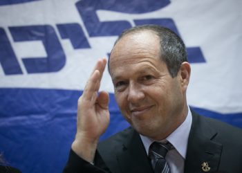 Jerusalem mayor Nir Barkat is congratulated by Likud supporters and Likud parliament members as he arrives to the Likud founders conference at Jabotinsky house in Tel Aviv. Barkat announced his running for the Likud parliament in the upcoming elections. March 25, 2018. Photo by Miriam Alster/FLASH90 *** Local Caption *** ??? ?????
?? ????
??? ????