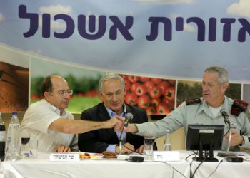 Prime Minister Benjamin Netanyahu (C), Defense Minister Moshe Boogie Yaalon (L), and IDF Chief of Staff, Benny Gantz (R), toast for the Jewish New Year at the Eshkol Regional Council in southern Israel, on September 22, 2014. Photo by Edi Israel/POOL/Flash90 *** Local Caption *** ??? ?????? ?????? ??????
???? ????? ???? ????? ?????? ??????? ?????? ?? ????? ???"?
????"?
??? ???
?? ???????
??? ???? ?????