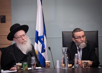 Moshe Gafni, Chairman of the Finance committee and Deputy Health Minister Yaakov Litzman attend a Finance committee meeting at the Knesset, on August 8, 2018. Photo by Yonatan Sindel/Flash90