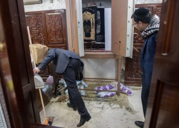 Ultra orthodox jews at the scene of the synagogue that was vandalized last night by Unknown assailants at Kiryat Yovel neighborhood in Jerusalem, on January 29, 2019. Photo by Yonatan Sindel/Flash90 *** Local Caption *** ??? ???? 
??????? 
??? 
???? ????
??? ????
???? ????
????? 
???????