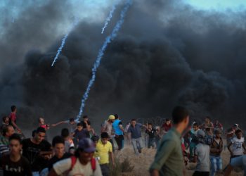 Palestinian protesters clash with Israeli troops near the Gaza-Israel border, east of the southern Gaza Strip city of Rafah, on Sept. 21, 2018. At least one Palestinian was killed and 312 were injured on Friday in clashes in eastern Gaza Strip bordering Israel, the health ministry said. Photo by Abed Rahim Khatib/Flash90 
 *** Local Caption *** ôìñèéðé
ôìñèéðéí
òæä
âáåì
òéîåúéí
çééìéí