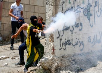 A Palestinian protester fire fireworks at Israeli security forces during clashes in the West Bank city of Hebron, July 14, 2018. Photo by Wisam Hashlamoun/Flash90 *** Local Caption *** ????????
???????
??????
???????
????? ???
???????
?????? ?????
?????
????
???? ?????