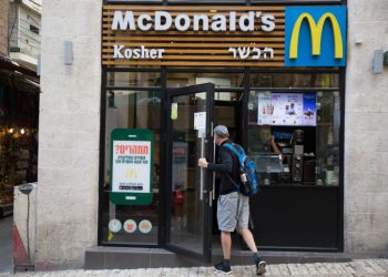 A man walks into a McDonald's restaurant in central Jerusalem, on April 13, 2016. Photo by Nati Shohat/Flash90 *** Local Caption *** ???
????????
???????
??????
?? ?????