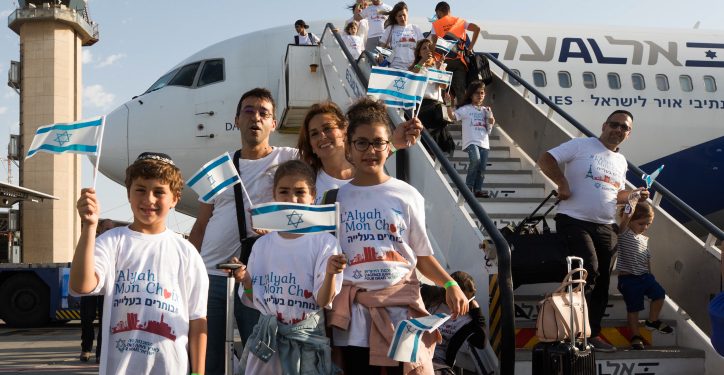 The arrival of French Jews who made aliyah, at Ben Gurion International Airport on July 10, 2017. Photo by Nati Shohat/Flash90 *** Local Caption *** ?? ??????
?????
????
??? ?????
????
??????